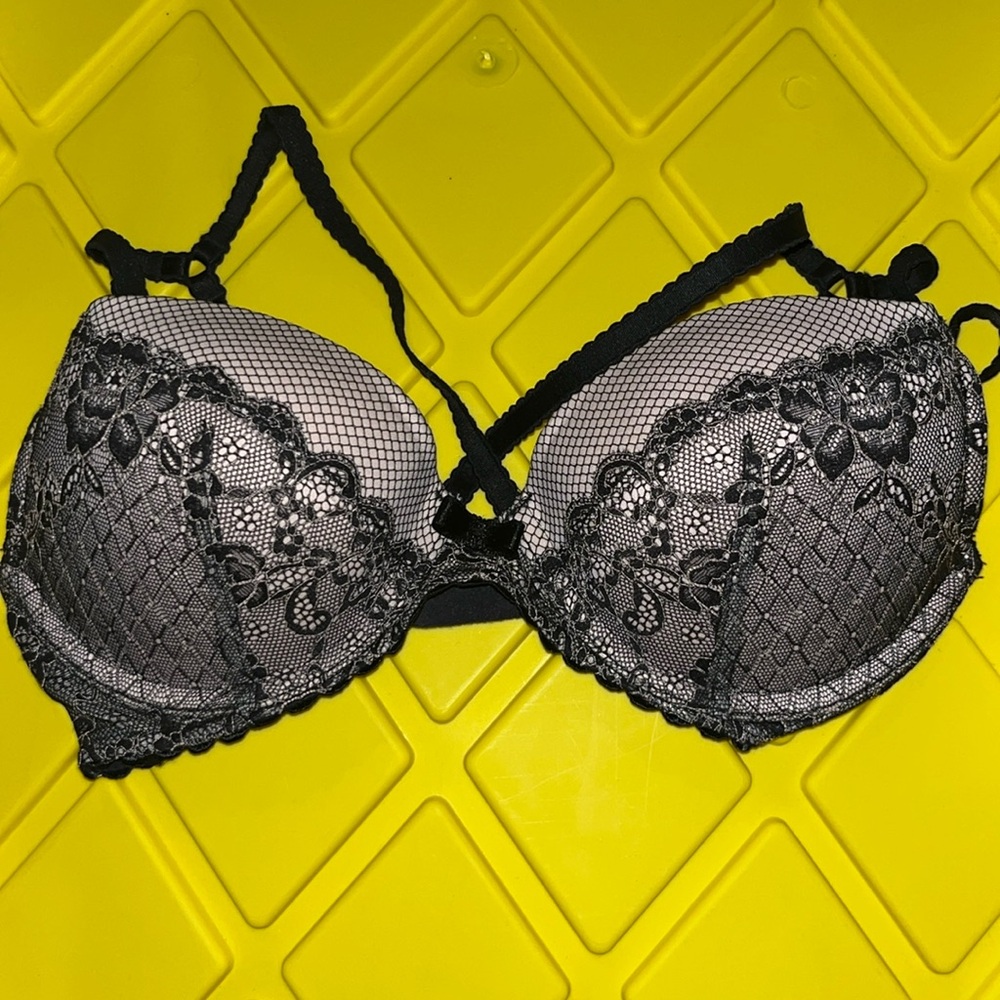 GENTLY WORN VERY SEXY VICTORIAS SECRET STRAPPY FRONT 32C PUSH UP